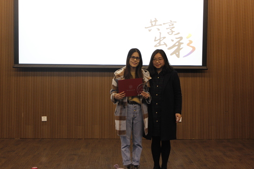 姚永辉老师为文明班级颁奖