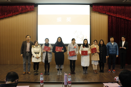 姚永辉老师、李靓老师、李海明老师、孔祥亮老师和傅培恩老师为文明寝室颁奖