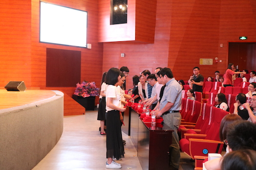 学院老师为优秀毕业生颁发证书