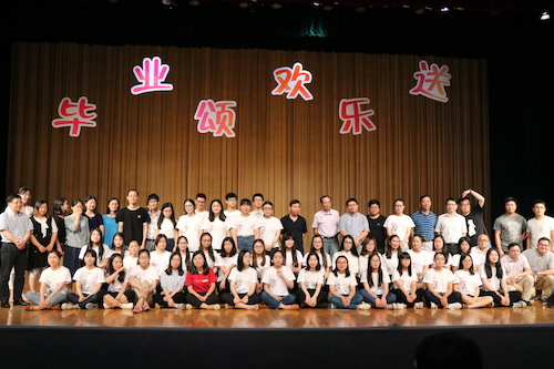 学院老师与毕业生合影