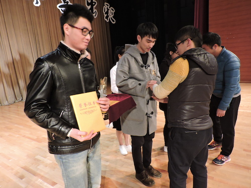 孔祥亮老师为运动表现突出的个人和团队颁奖