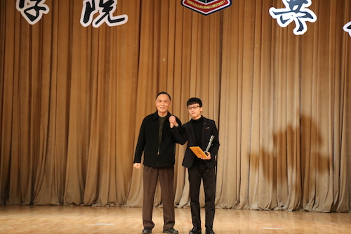 刘晓伟老师为杨村桥支教小分队颁奖