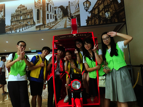 俞嘉丽同学与来自澳门、台湾的青年，参加“二岸三地”义工交流活动