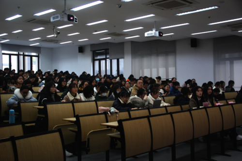 小黄书
2020级本科生年级大会召开