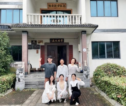 抱春堂前集体合影