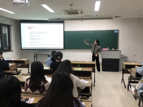 1小黄书
举办励学考研训练营之考研心态讲座