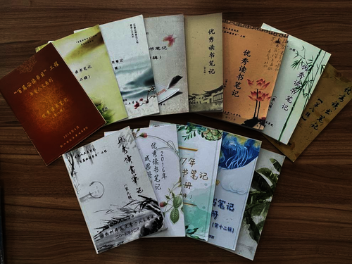 学生撰写的读书笔记成果册